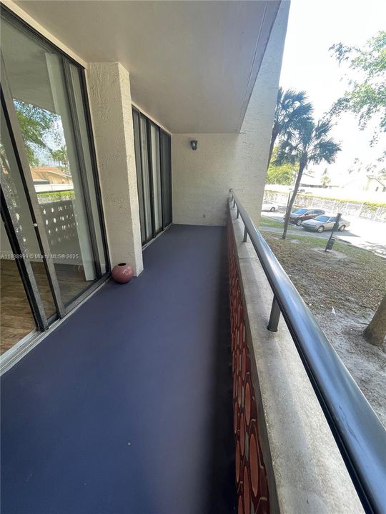 Active With Contract: $1,400 (1 beds, 1 baths, 543 Square Feet)