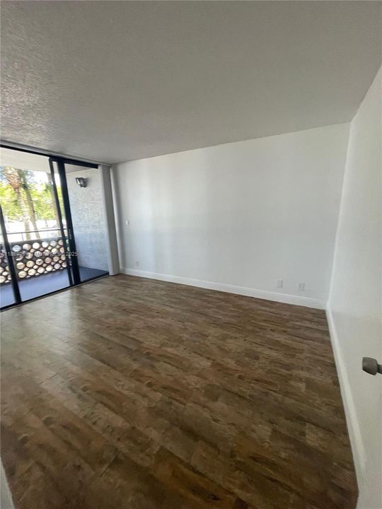 Active With Contract: $1,400 (1 beds, 1 baths, 543 Square Feet)