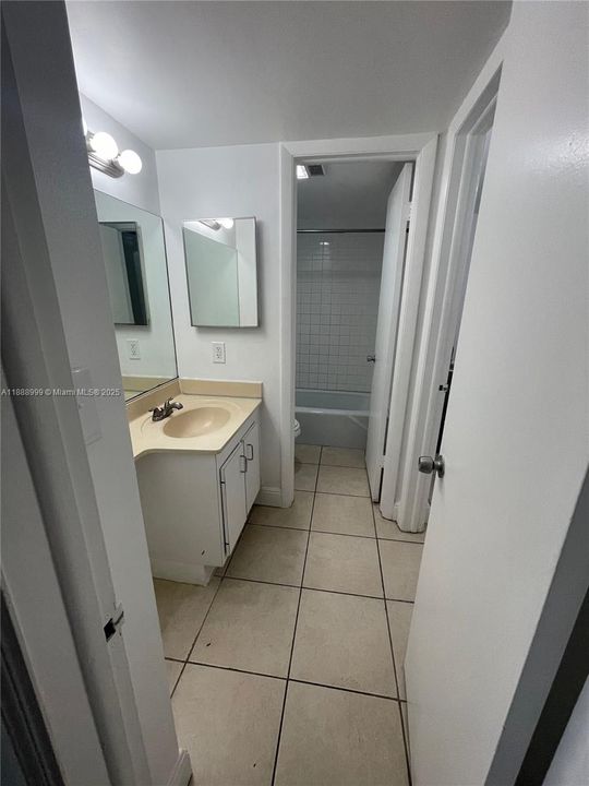 Active With Contract: $1,400 (1 beds, 1 baths, 543 Square Feet)
