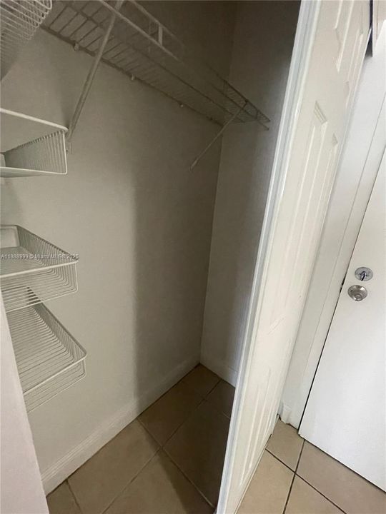 Active With Contract: $1,400 (1 beds, 1 baths, 543 Square Feet)