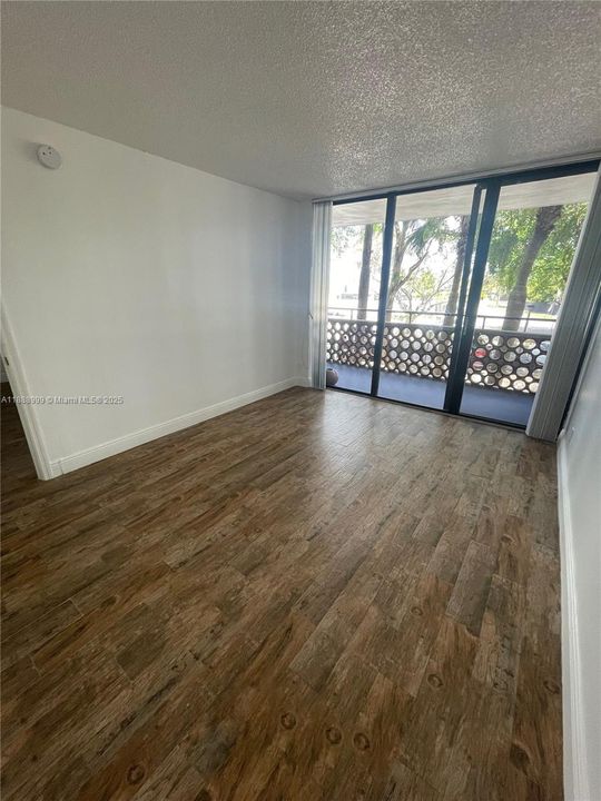 Active With Contract: $1,400 (1 beds, 1 baths, 543 Square Feet)
