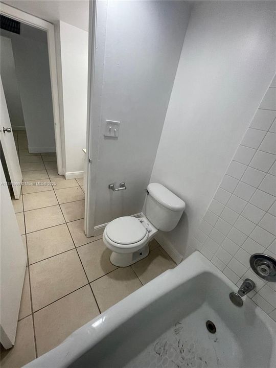 Active With Contract: $1,400 (1 beds, 1 baths, 543 Square Feet)