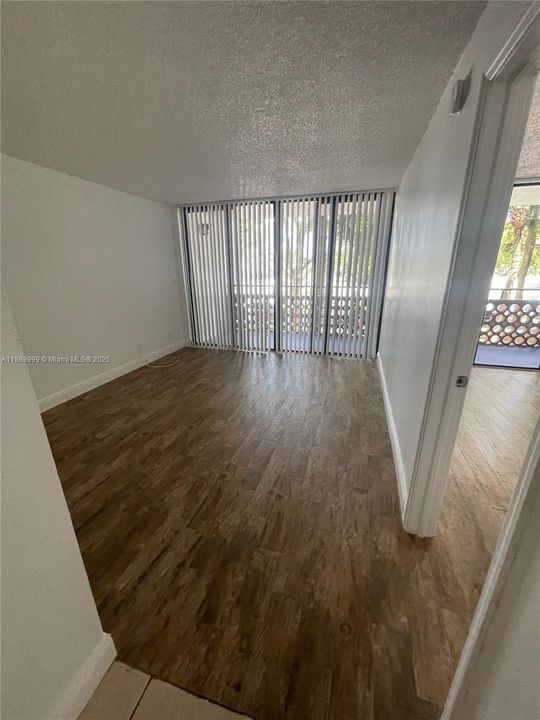 Active With Contract: $1,400 (1 beds, 1 baths, 543 Square Feet)