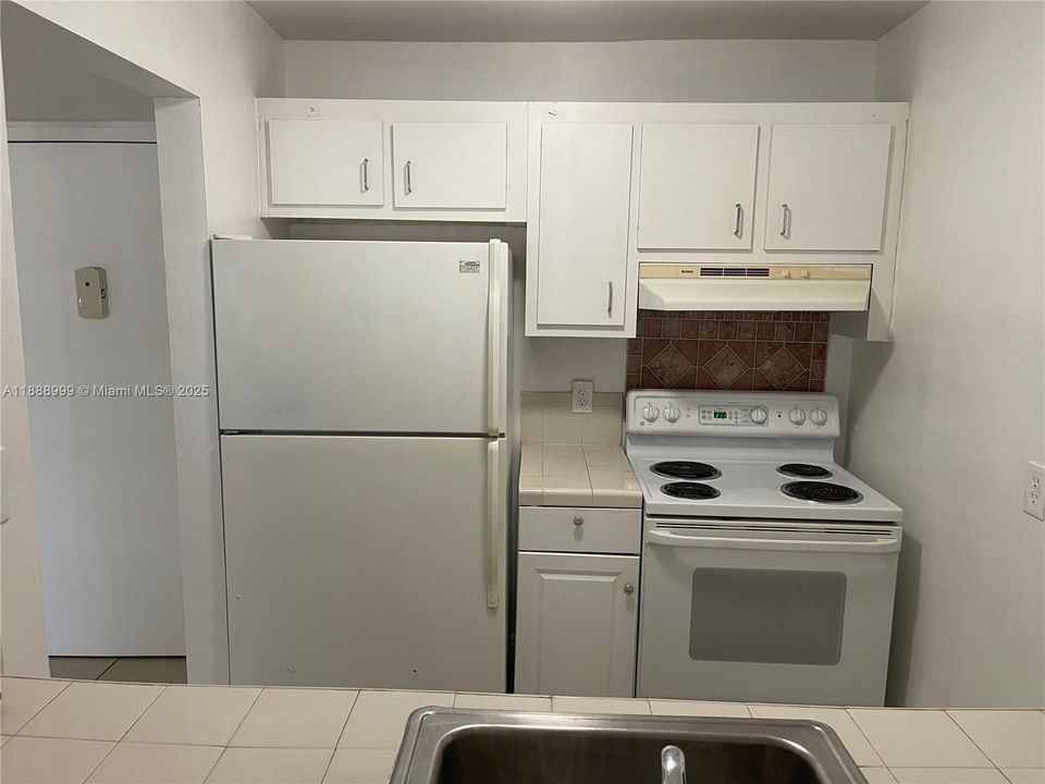 Active With Contract: $1,400 (1 beds, 1 baths, 543 Square Feet)