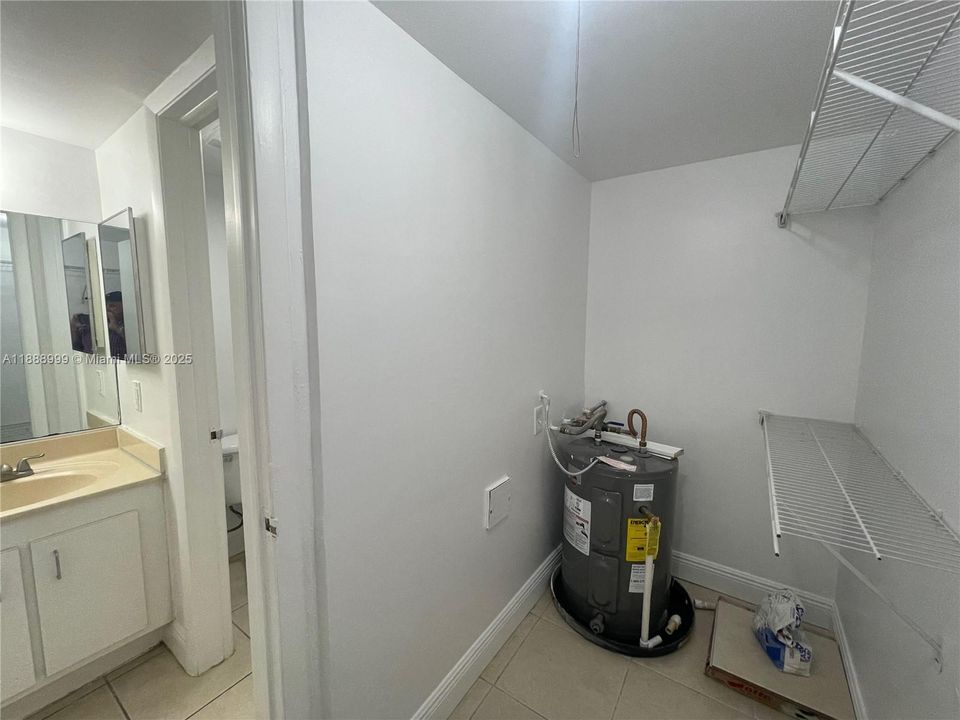 Active With Contract: $1,400 (1 beds, 1 baths, 543 Square Feet)