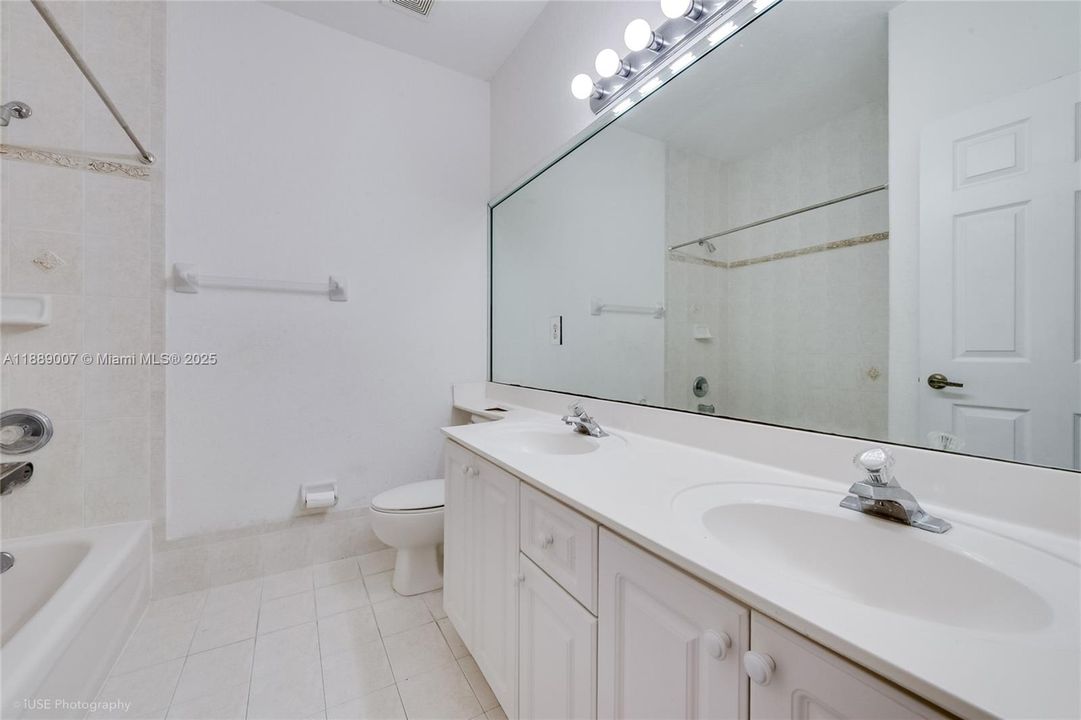 Недавно продано: $757,000 (4 спален, 2 ванн, 2275 Квадратных фут)