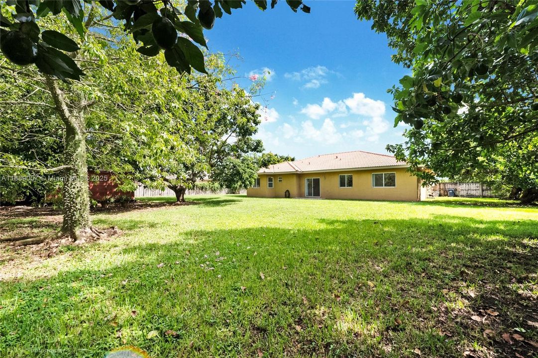 Недавно продано: $757,000 (4 спален, 2 ванн, 2275 Квадратных фут)