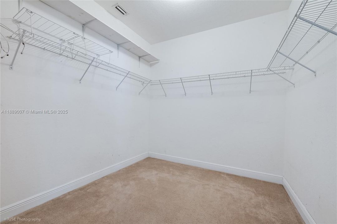 Недавно продано: $757,000 (4 спален, 2 ванн, 2275 Квадратных фут)