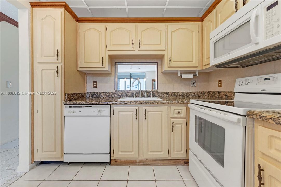 For Sale: $169,000 (1 beds, 1 baths, 800 Square Feet)