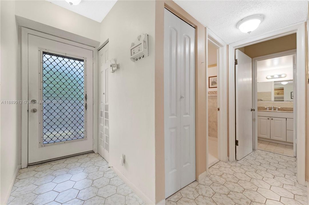 For Sale: $169,000 (1 beds, 1 baths, 800 Square Feet)