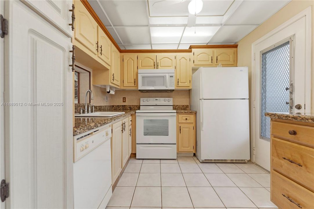 For Sale: $169,000 (1 beds, 1 baths, 800 Square Feet)