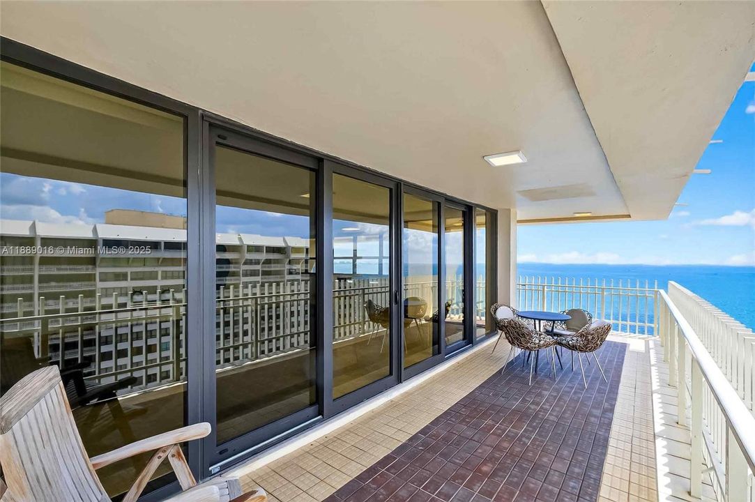 En Venta: $2,599,000 (3 camas, 3 baños, 2398 Pies cuadrados)