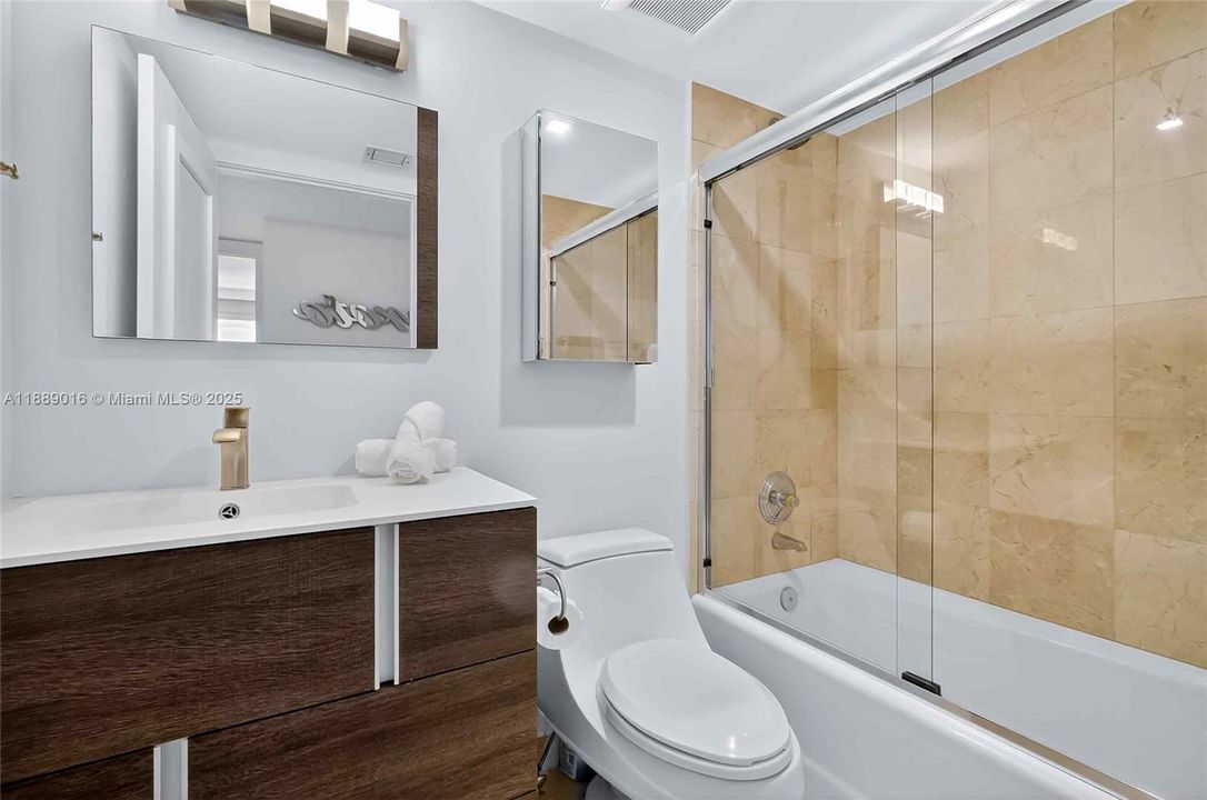 En Venta: $2,599,000 (3 camas, 3 baños, 2398 Pies cuadrados)