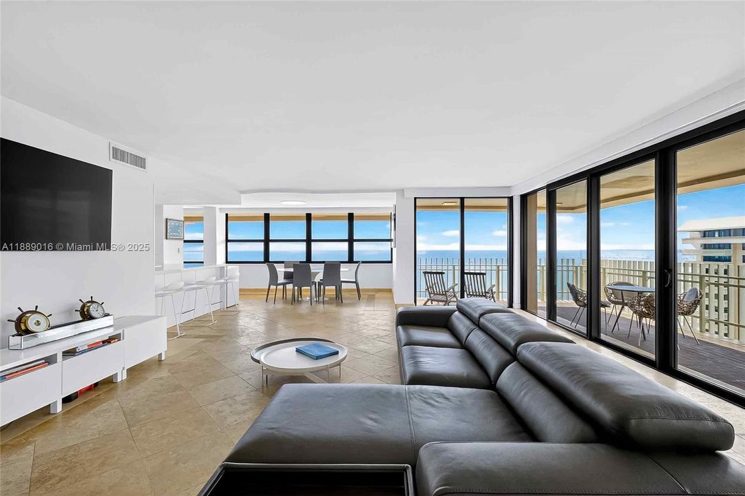 En Venta: $2,599,000 (3 camas, 3 baños, 2398 Pies cuadrados)