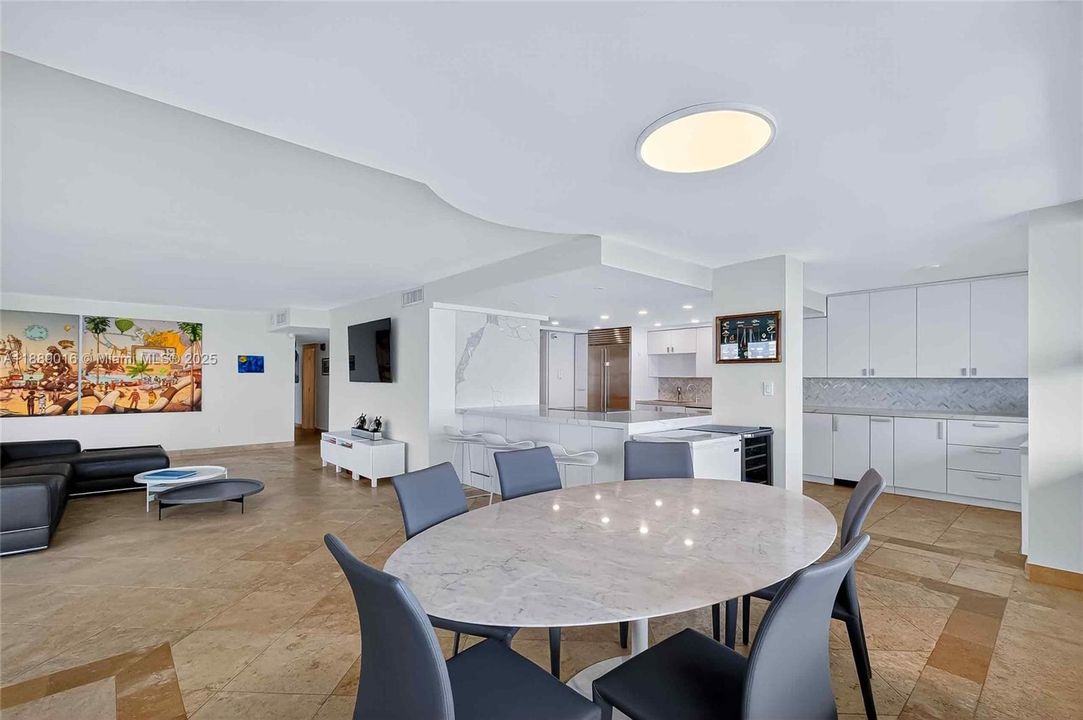 En Venta: $2,599,000 (3 camas, 3 baños, 2398 Pies cuadrados)