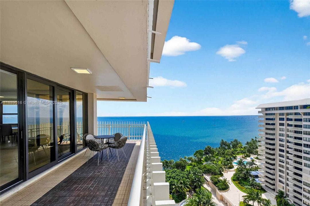 En Venta: $2,599,000 (3 camas, 3 baños, 2398 Pies cuadrados)