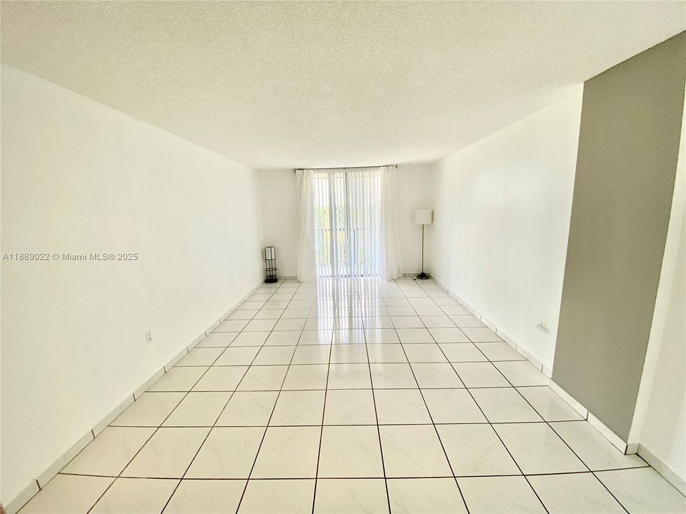 For Sale: $160,000 (1 beds, 1 baths, 720 Square Feet)