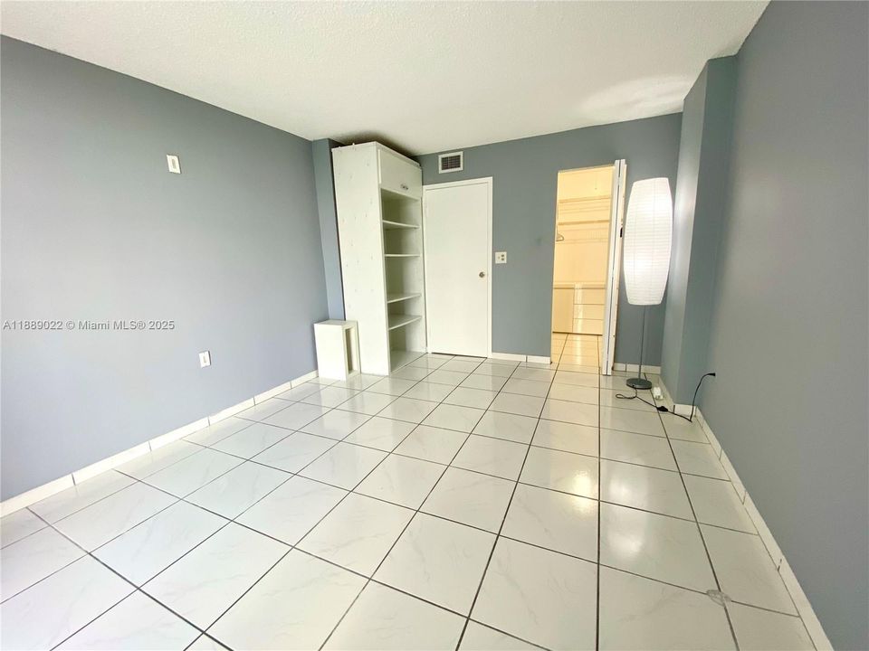 For Sale: $160,000 (1 beds, 1 baths, 720 Square Feet)