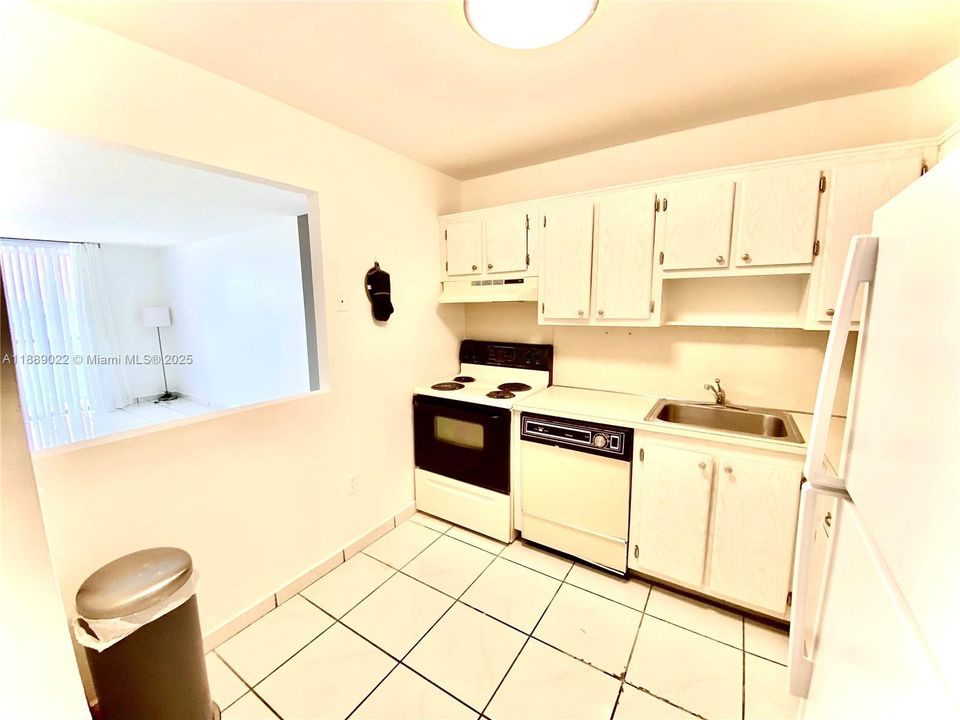 For Sale: $160,000 (1 beds, 1 baths, 720 Square Feet)
