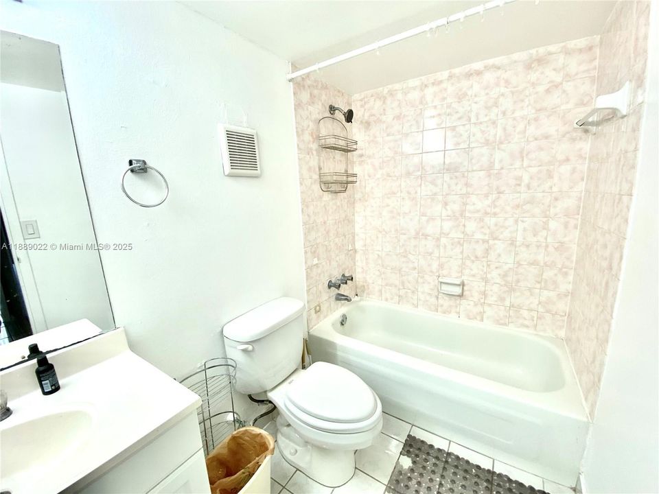 For Sale: $160,000 (1 beds, 1 baths, 720 Square Feet)