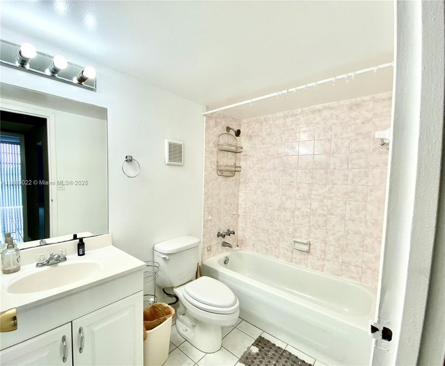 For Sale: $160,000 (1 beds, 1 baths, 720 Square Feet)