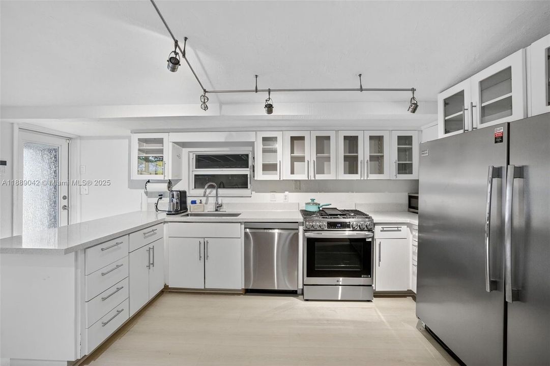 合同活跃: $890,000 (2 贝兹, 2 浴室, 1564 平方英尺)