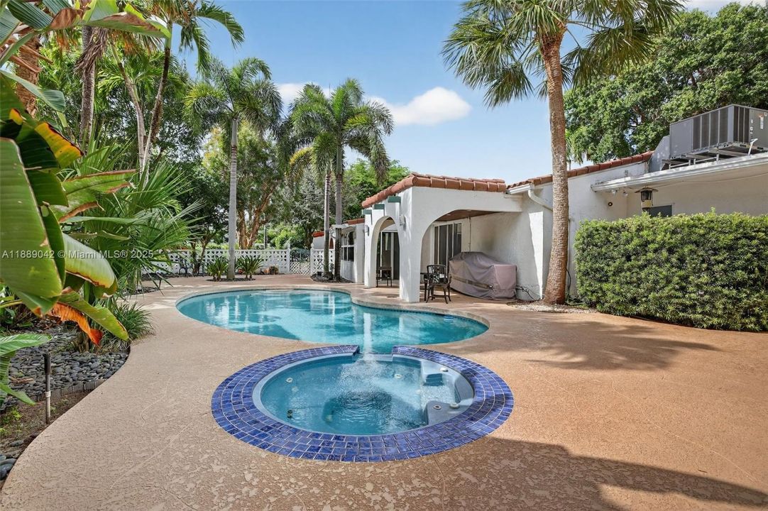 合同活跃: $890,000 (2 贝兹, 2 浴室, 1564 平方英尺)