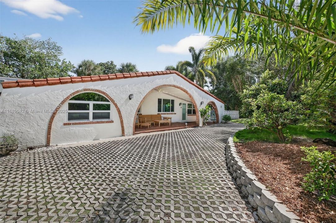 合同活跃: $890,000 (2 贝兹, 2 浴室, 1564 平方英尺)