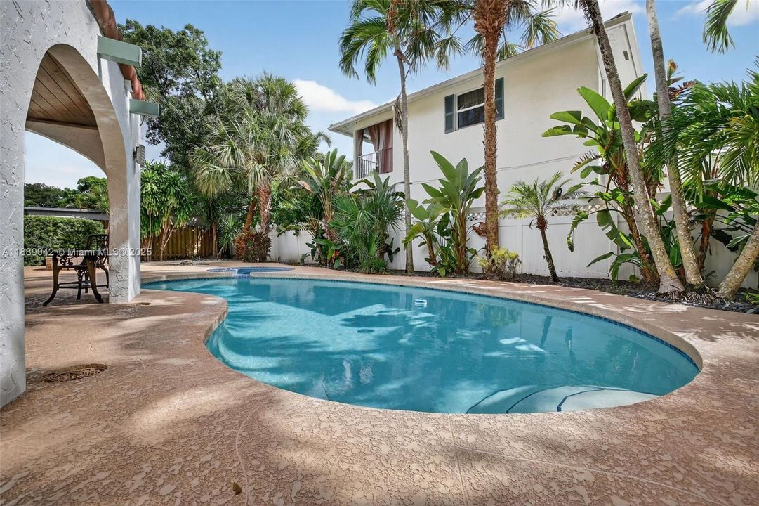 合同活跃: $890,000 (2 贝兹, 2 浴室, 1564 平方英尺)