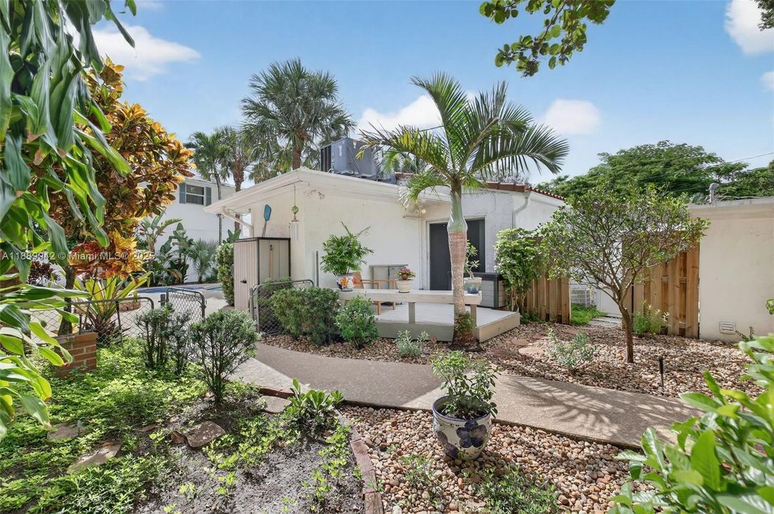 合同活跃: $890,000 (2 贝兹, 2 浴室, 1564 平方英尺)