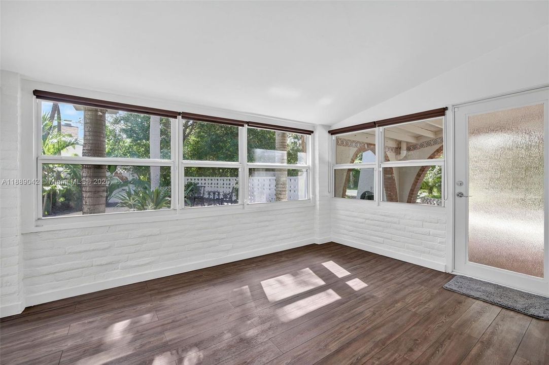 合同活跃: $890,000 (2 贝兹, 2 浴室, 1564 平方英尺)