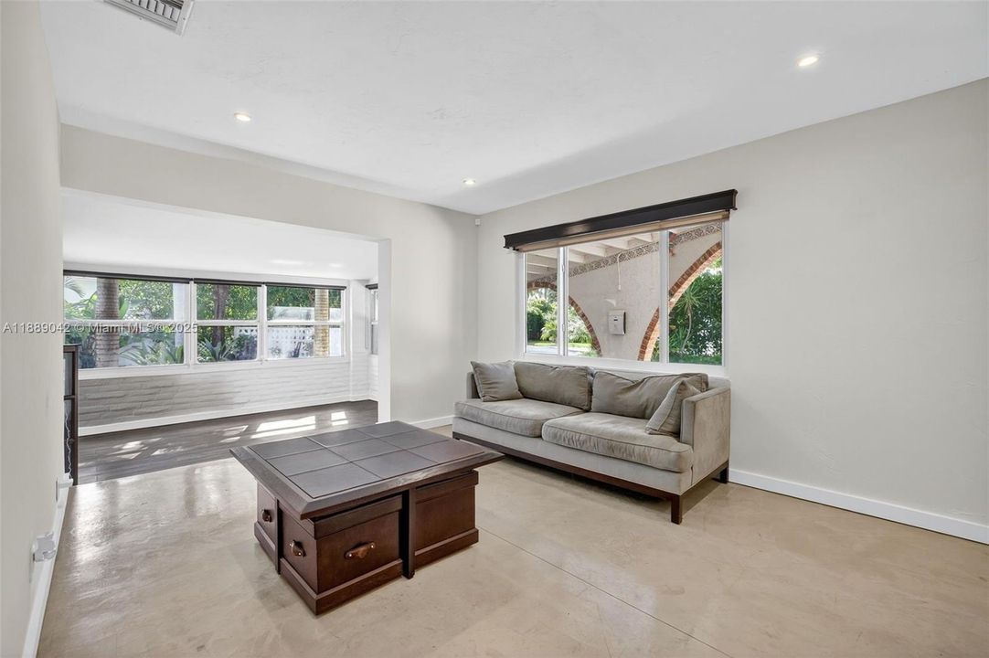 合同活跃: $890,000 (2 贝兹, 2 浴室, 1564 平方英尺)