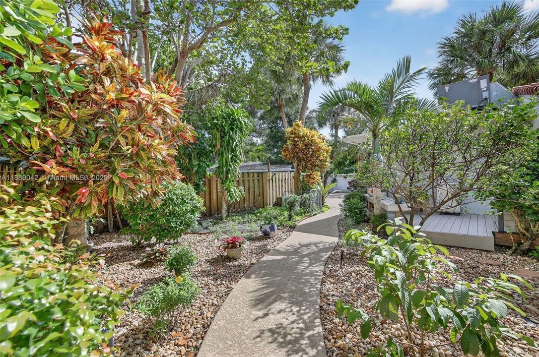 合同活跃: $890,000 (2 贝兹, 2 浴室, 1564 平方英尺)