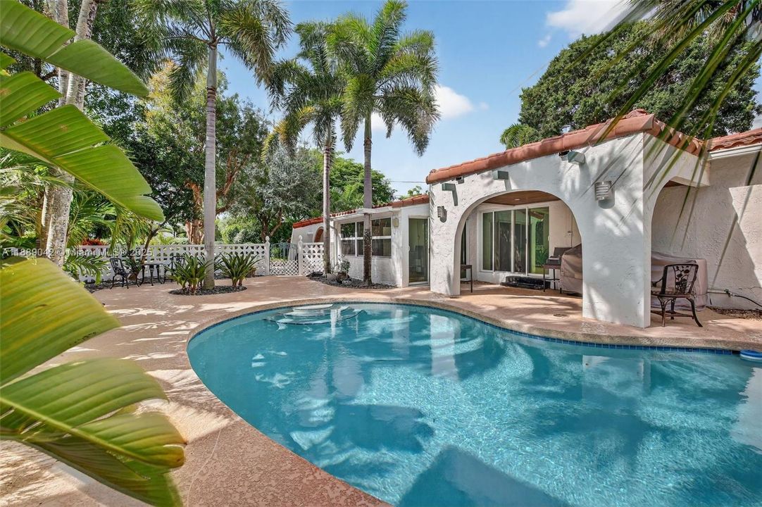 合同活跃: $890,000 (2 贝兹, 2 浴室, 1564 平方英尺)