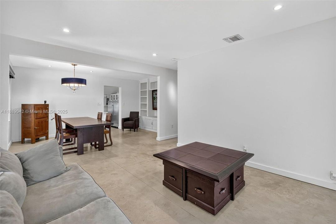 合同活跃: $890,000 (2 贝兹, 2 浴室, 1564 平方英尺)