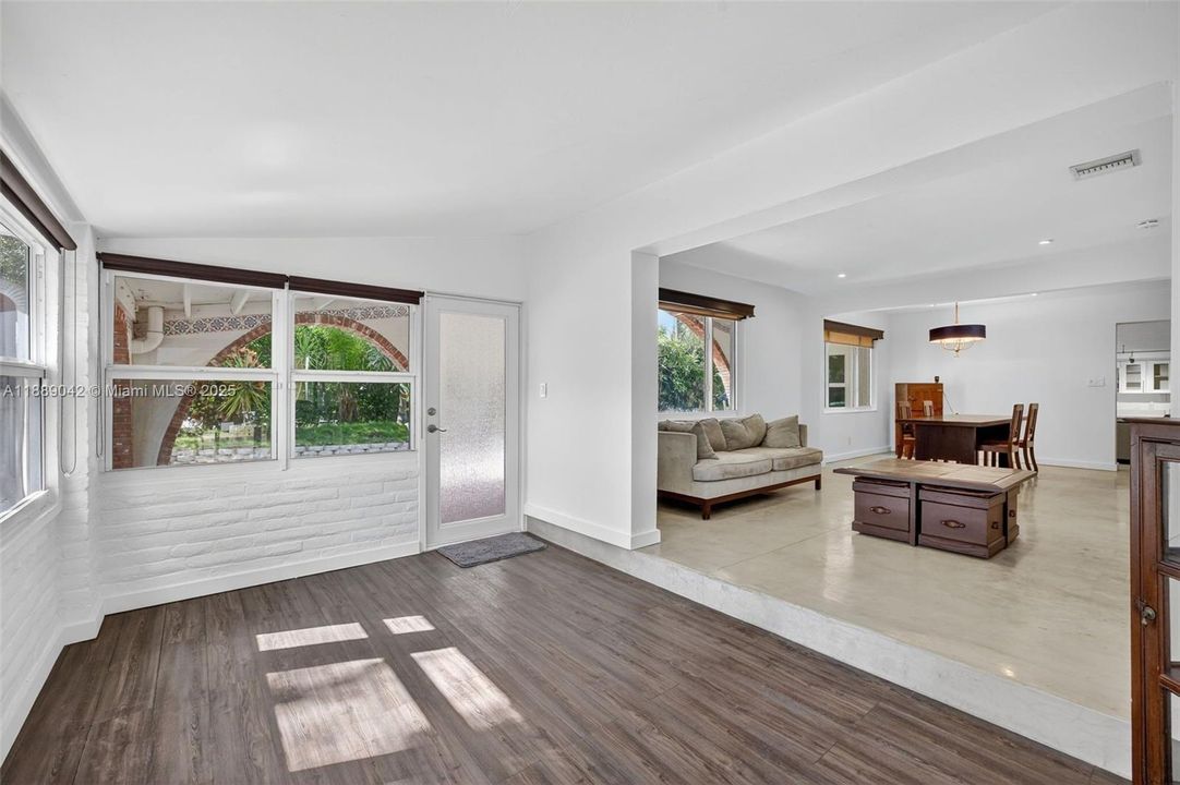 合同活跃: $890,000 (2 贝兹, 2 浴室, 1564 平方英尺)