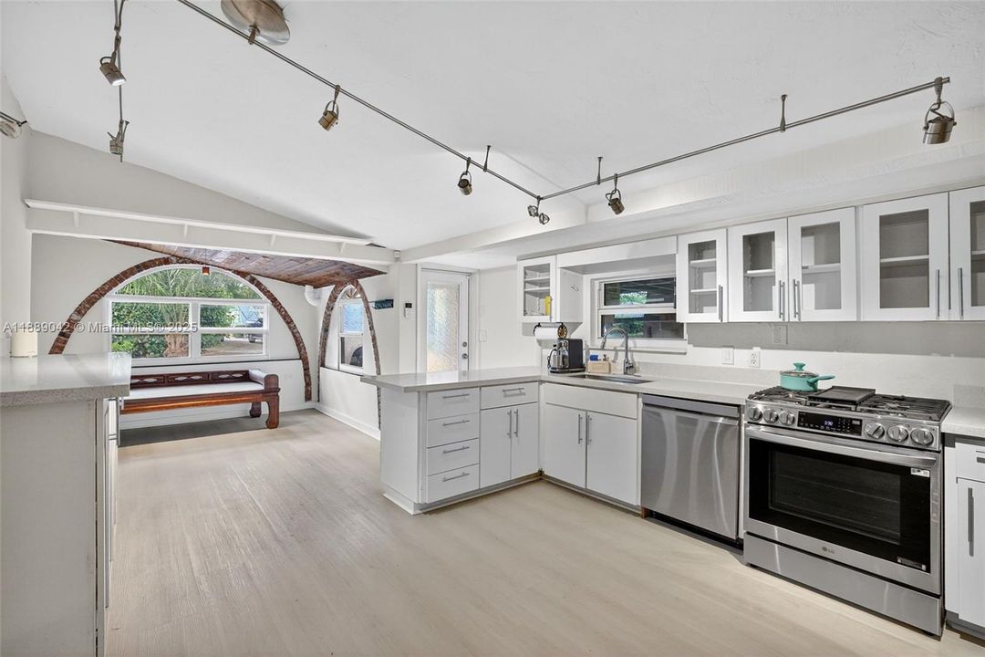 合同活跃: $890,000 (2 贝兹, 2 浴室, 1564 平方英尺)