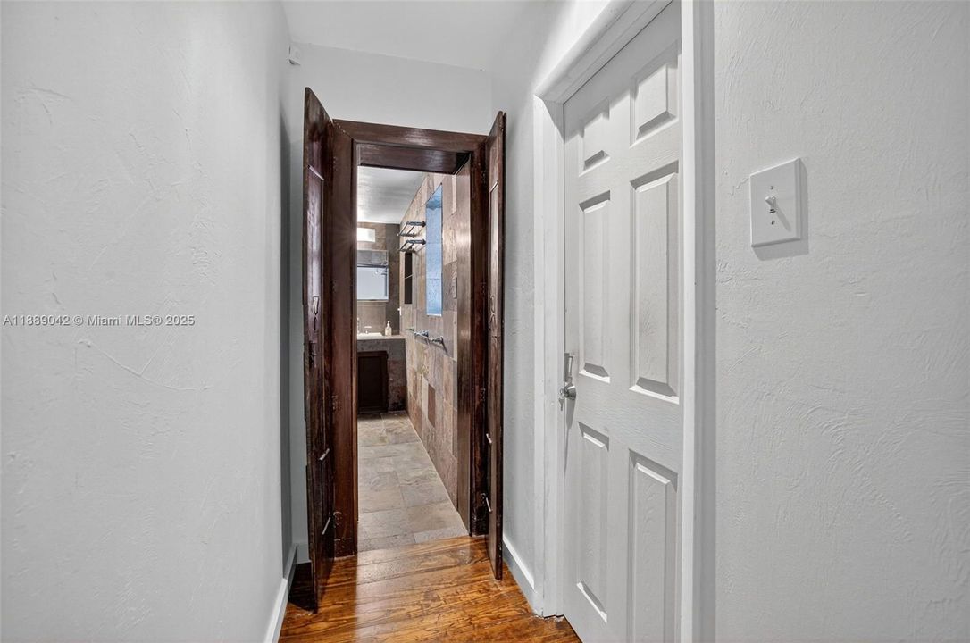 合同活跃: $890,000 (2 贝兹, 2 浴室, 1564 平方英尺)