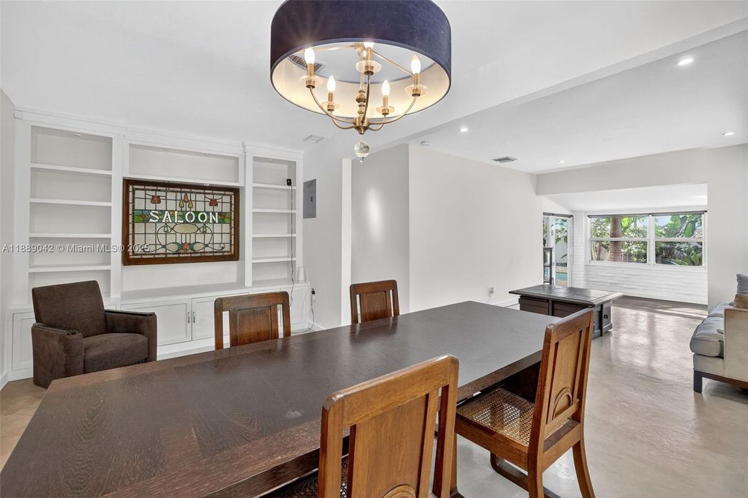 合同活跃: $890,000 (2 贝兹, 2 浴室, 1564 平方英尺)