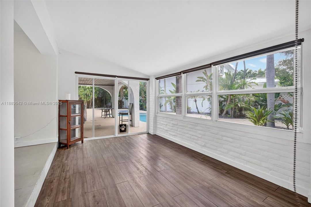 合同活跃: $890,000 (2 贝兹, 2 浴室, 1564 平方英尺)