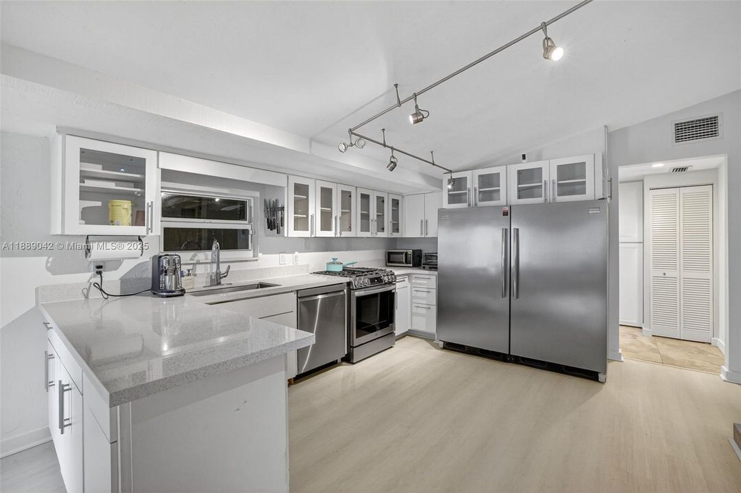 合同活跃: $890,000 (2 贝兹, 2 浴室, 1564 平方英尺)