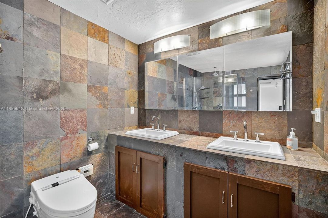 合同活跃: $890,000 (2 贝兹, 2 浴室, 1564 平方英尺)