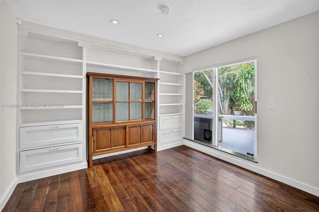 合同活跃: $890,000 (2 贝兹, 2 浴室, 1564 平方英尺)