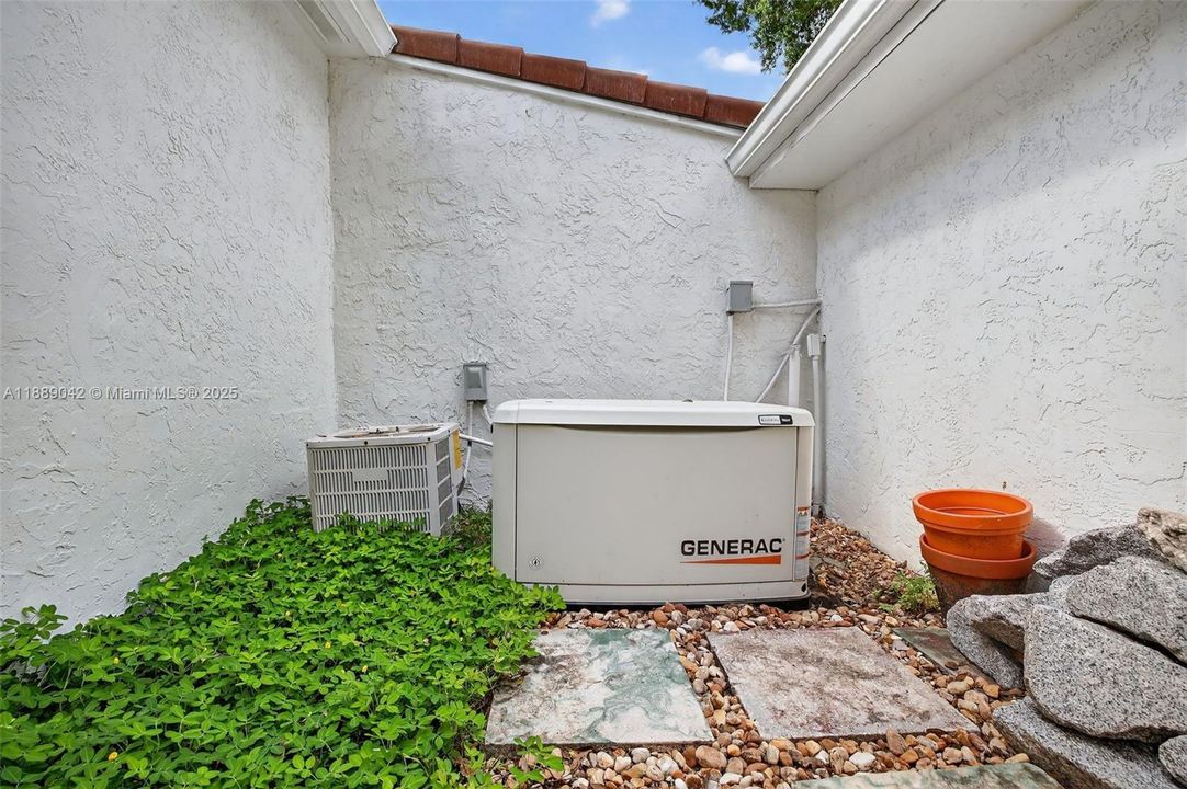 合同活跃: $890,000 (2 贝兹, 2 浴室, 1564 平方英尺)