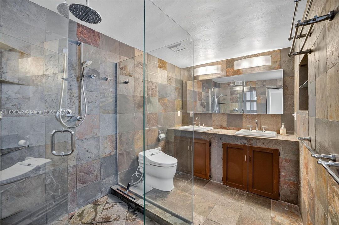 合同活跃: $890,000 (2 贝兹, 2 浴室, 1564 平方英尺)