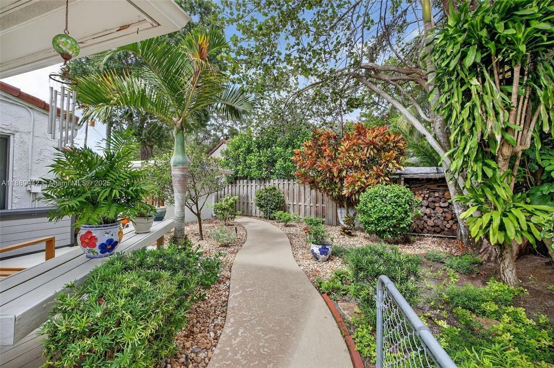 合同活跃: $890,000 (2 贝兹, 2 浴室, 1564 平方英尺)