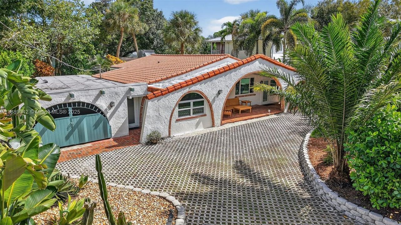 合同活跃: $890,000 (2 贝兹, 2 浴室, 1564 平方英尺)