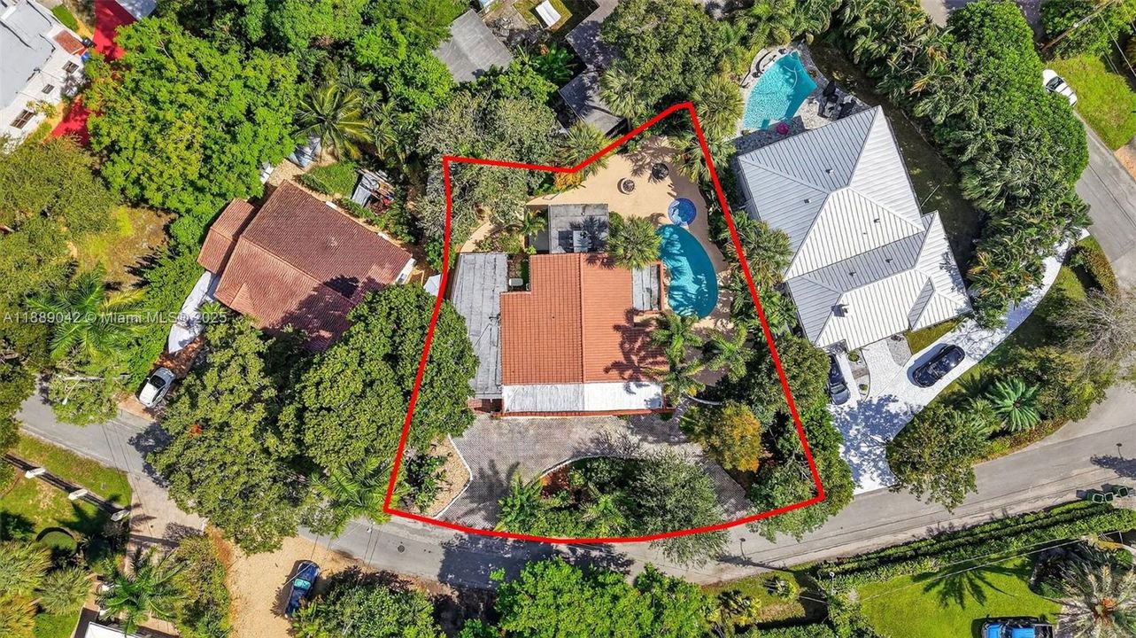 合同活跃: $890,000 (2 贝兹, 2 浴室, 1564 平方英尺)