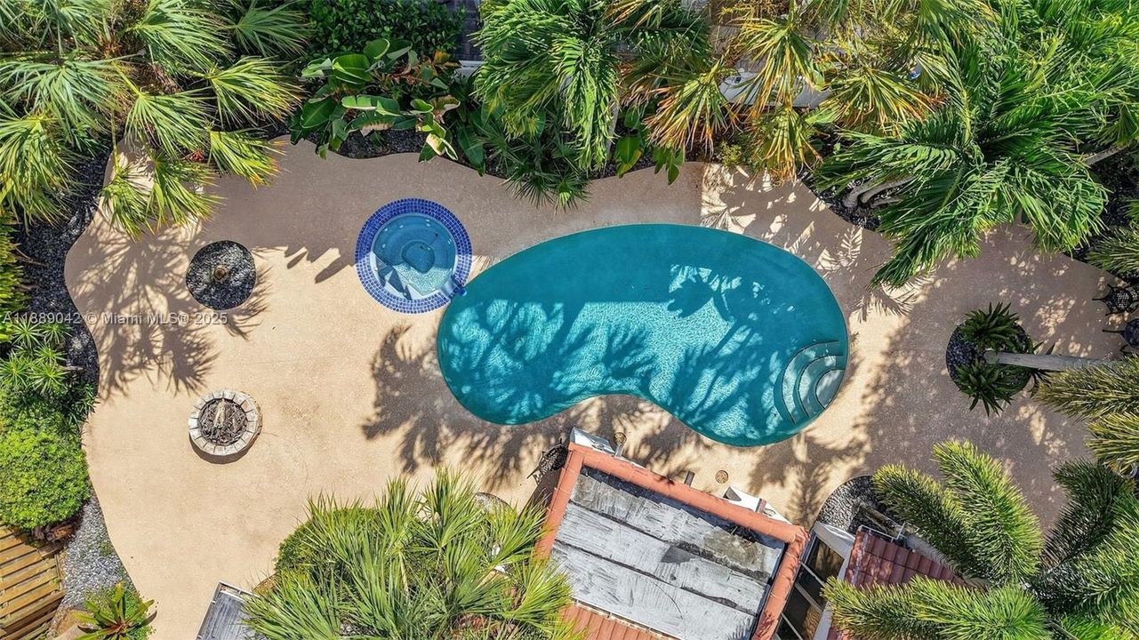 合同活跃: $890,000 (2 贝兹, 2 浴室, 1564 平方英尺)