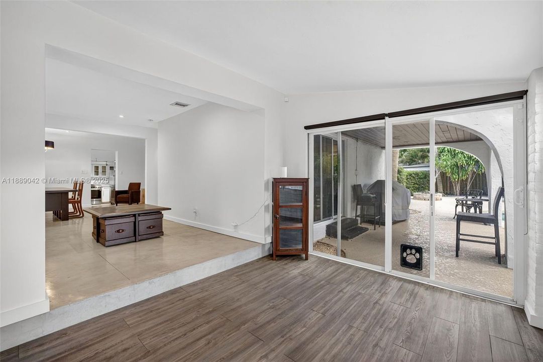 合同活跃: $890,000 (2 贝兹, 2 浴室, 1564 平方英尺)